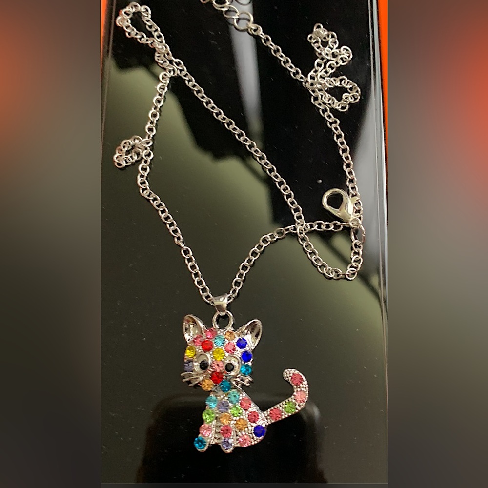 Rhinestones cat pendant with free necklace brand new